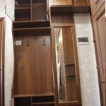 Узкая прихожая с зеркалом